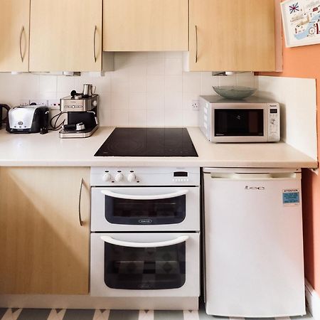 Beautiful Apartment In Guildford With Parking Send Zewnętrze zdjęcie