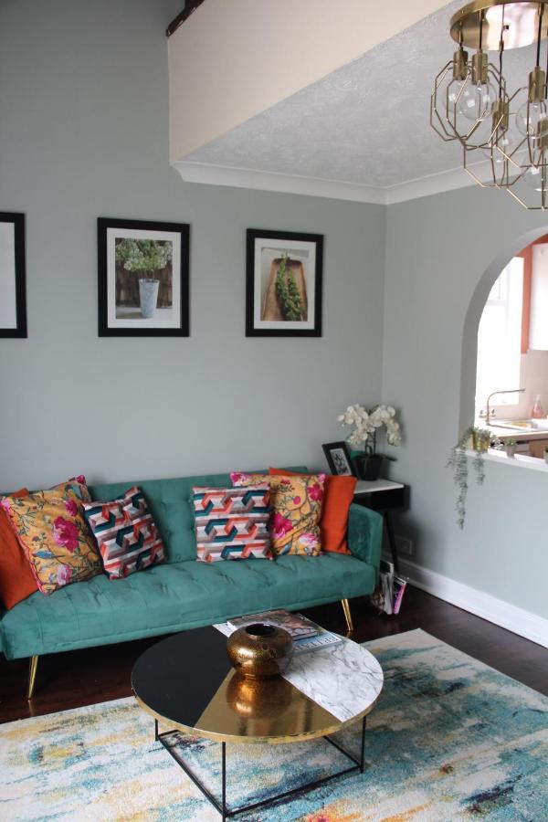 Beautiful Apartment In Guildford With Parking Send Zewnętrze zdjęcie