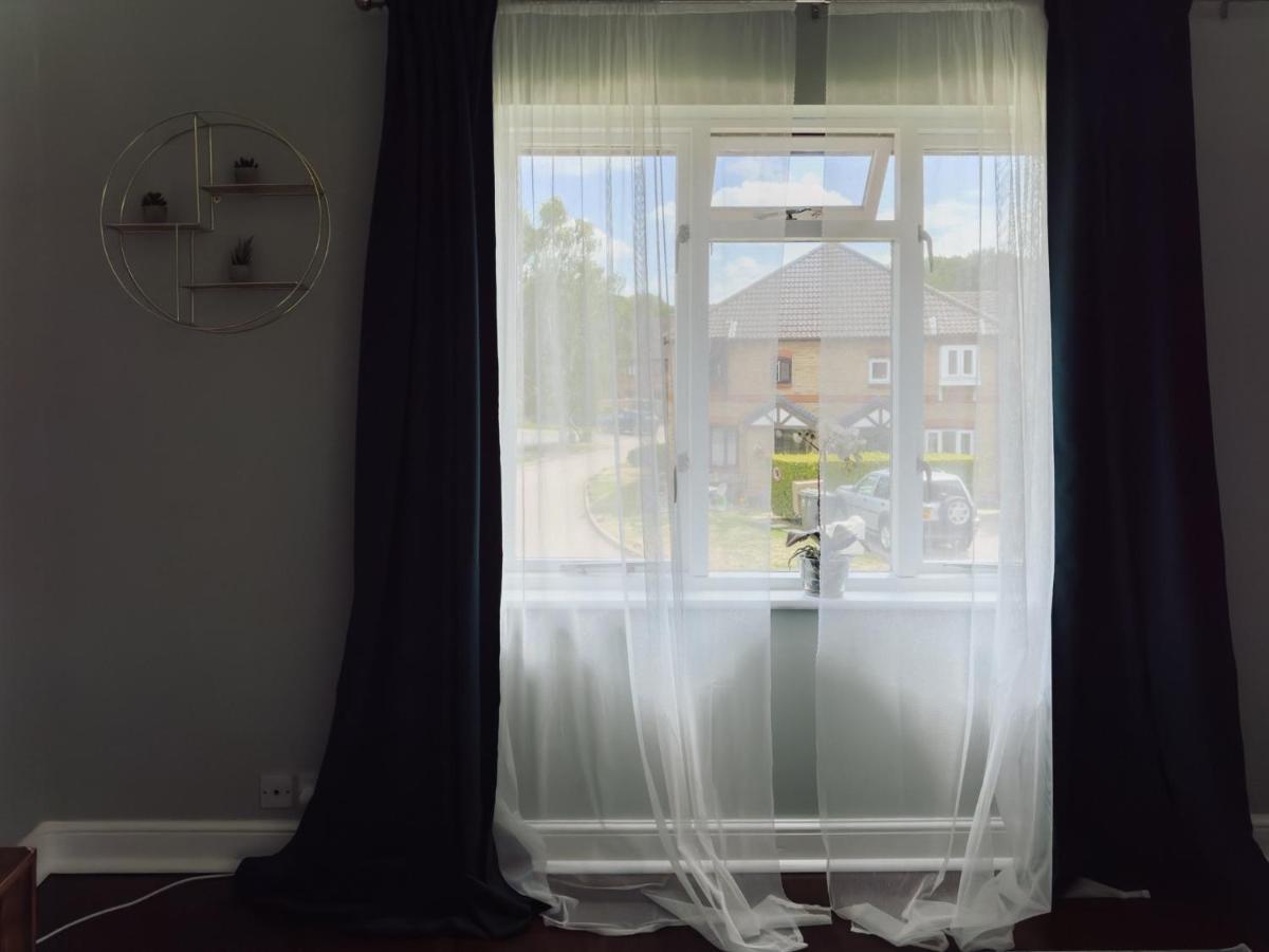 Beautiful Apartment In Guildford With Parking Send Zewnętrze zdjęcie