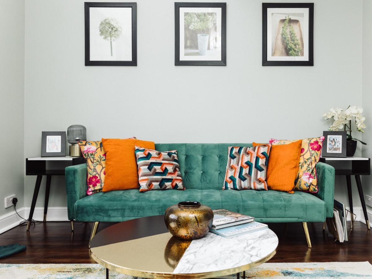 Beautiful Apartment In Guildford With Parking Send Zewnętrze zdjęcie