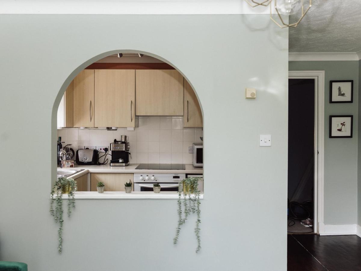 Beautiful Apartment In Guildford With Parking Send Zewnętrze zdjęcie