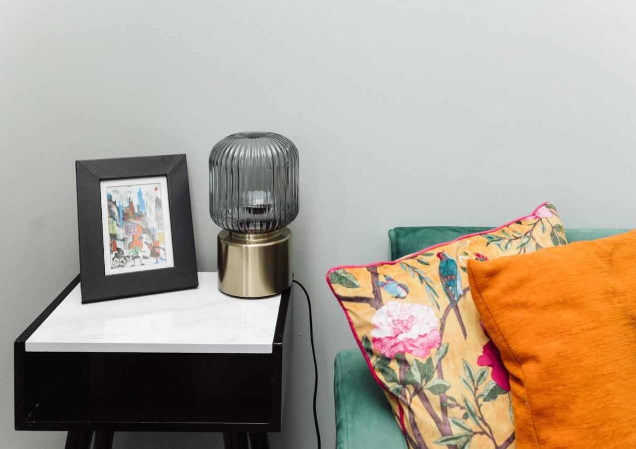 Beautiful Apartment In Guildford With Parking Send Zewnętrze zdjęcie