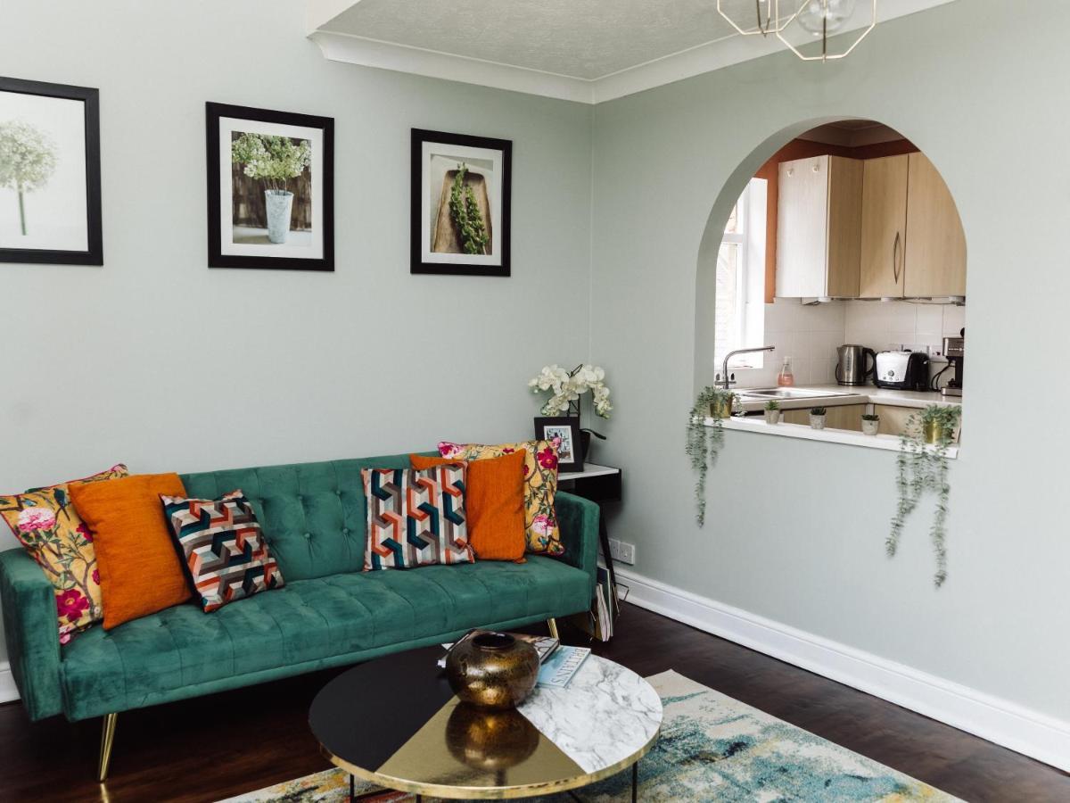 Beautiful Apartment In Guildford With Parking Send Zewnętrze zdjęcie