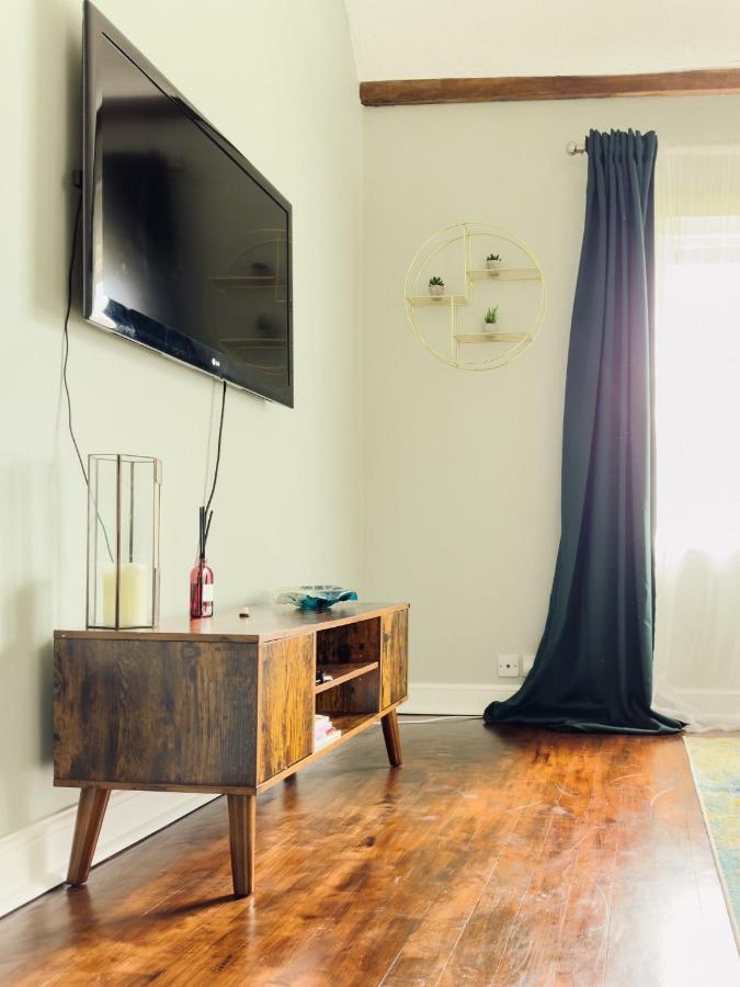 Beautiful Apartment In Guildford With Parking Send Zewnętrze zdjęcie