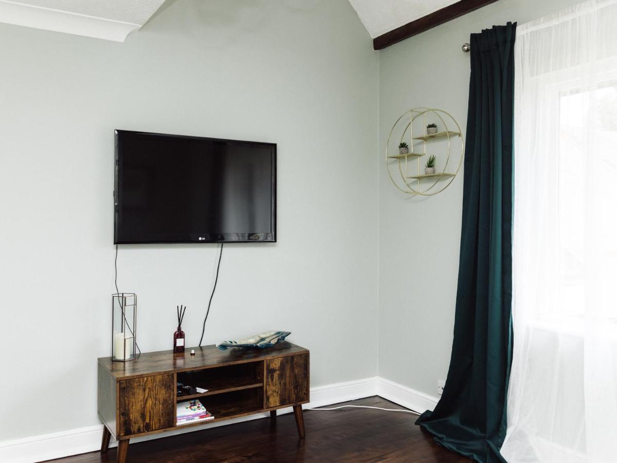 Beautiful Apartment In Guildford With Parking Send Zewnętrze zdjęcie