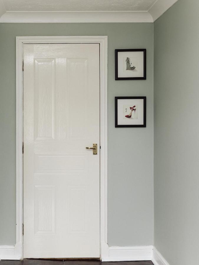 Beautiful Apartment In Guildford With Parking Send Zewnętrze zdjęcie