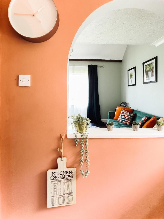 Beautiful Apartment In Guildford With Parking Send Zewnętrze zdjęcie