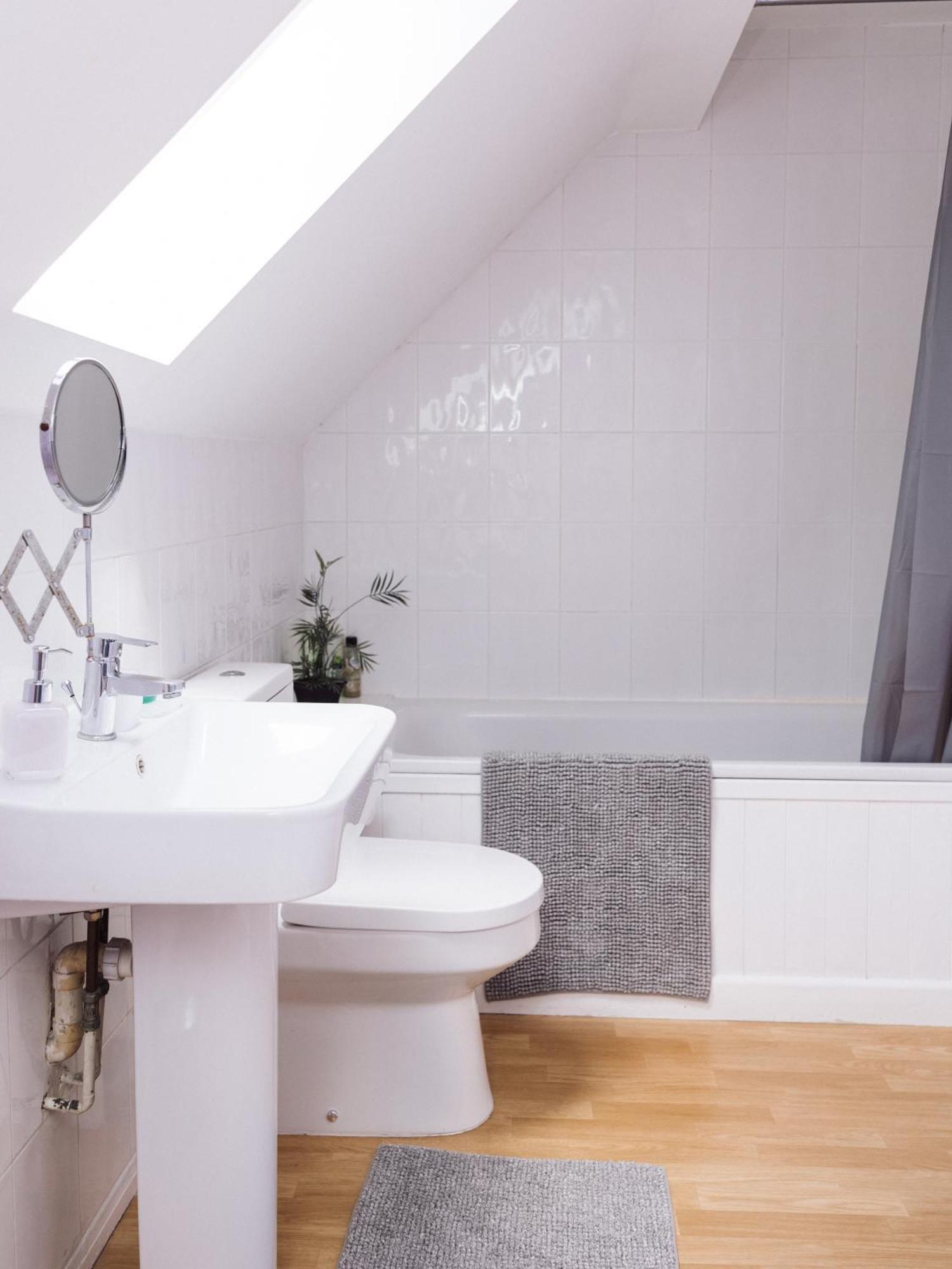 Beautiful Apartment In Guildford With Parking Send Zewnętrze zdjęcie