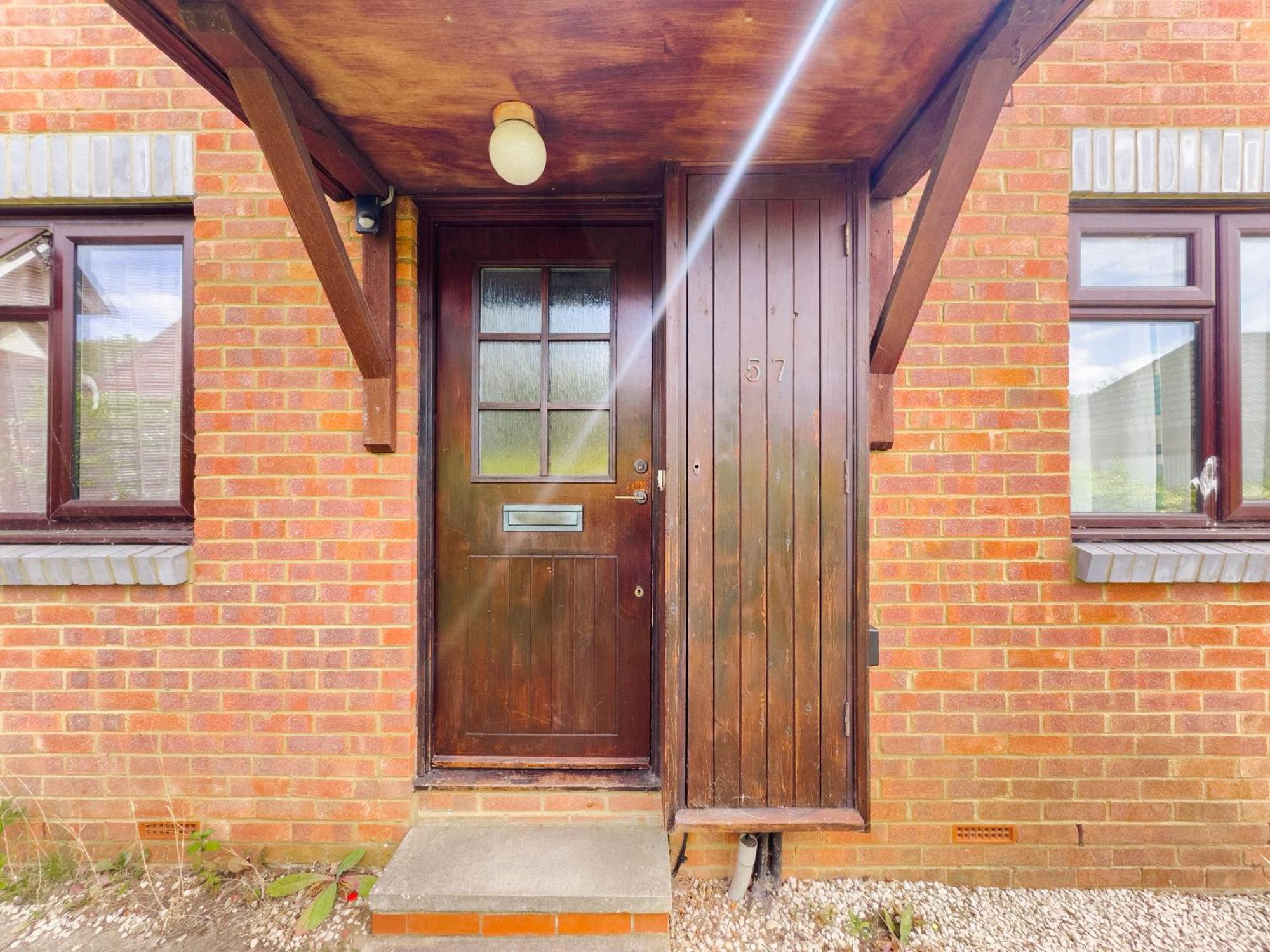 Beautiful Apartment In Guildford With Parking Send Zewnętrze zdjęcie