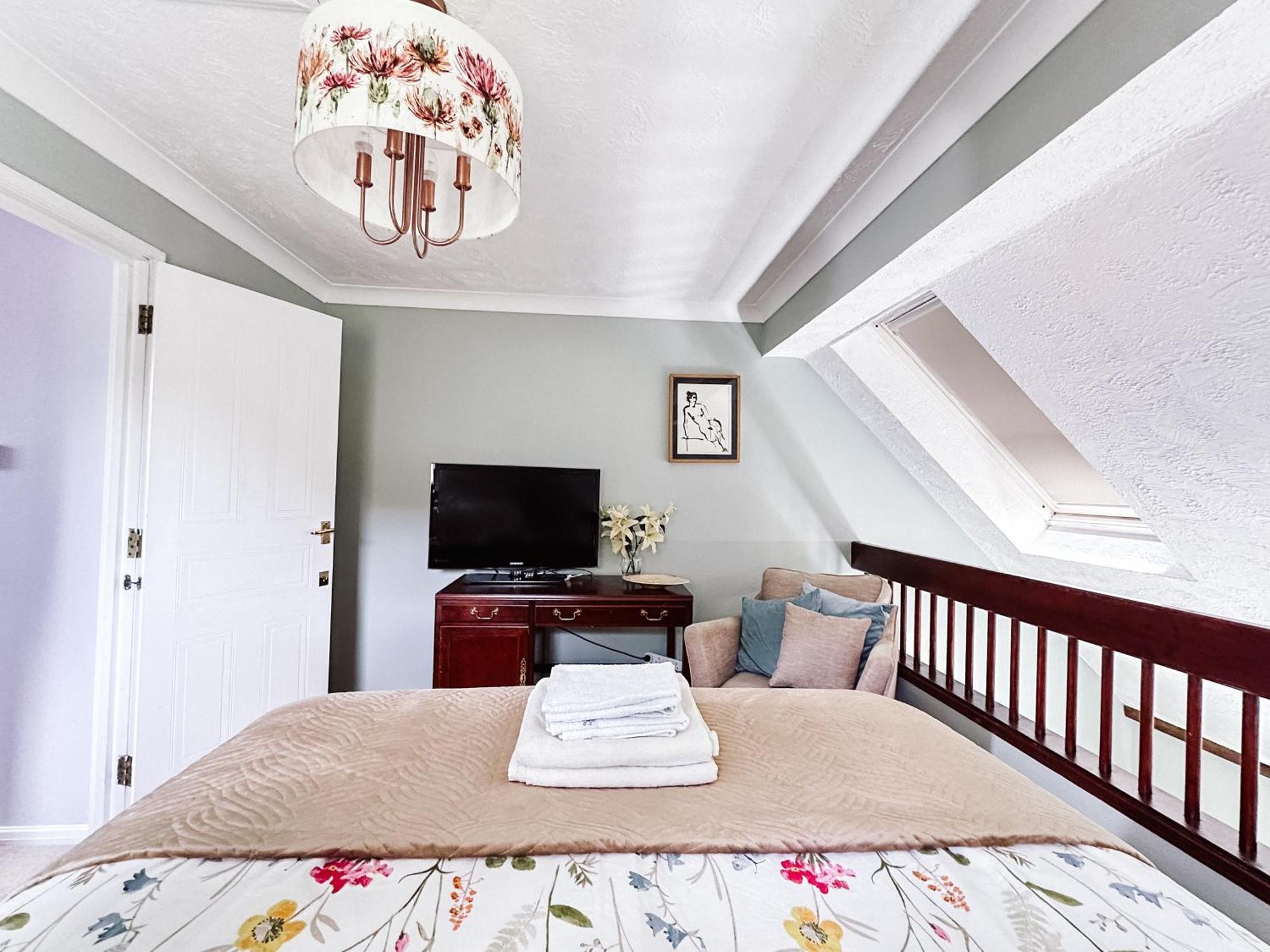 Beautiful Apartment In Guildford With Parking Send Zewnętrze zdjęcie