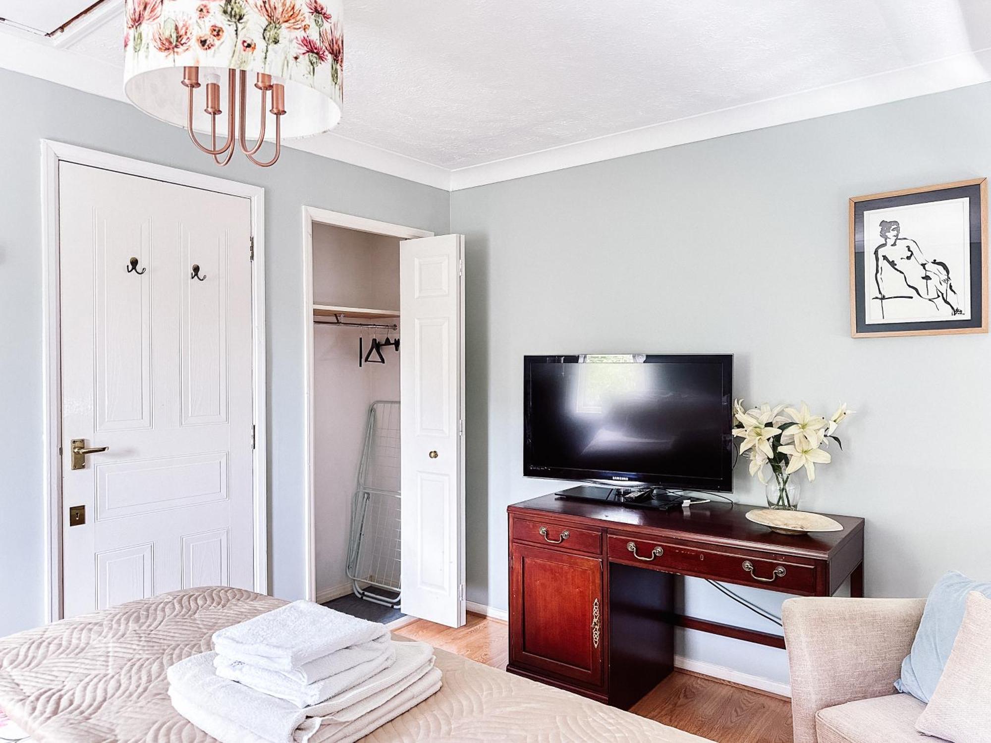 Beautiful Apartment In Guildford With Parking Send Zewnętrze zdjęcie
