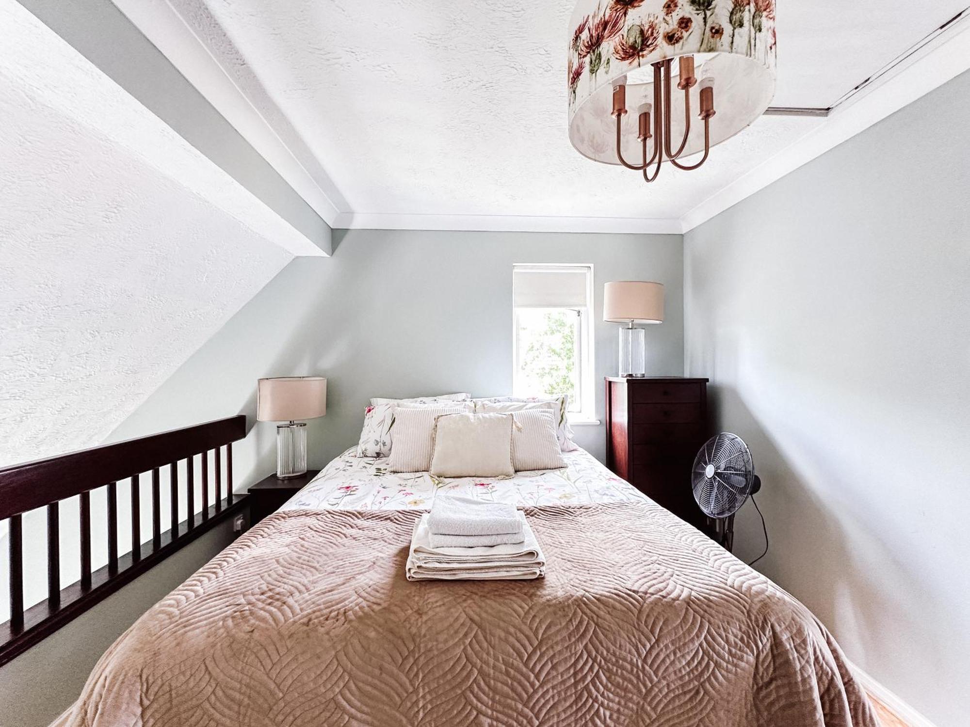 Beautiful Apartment In Guildford With Parking Send Zewnętrze zdjęcie