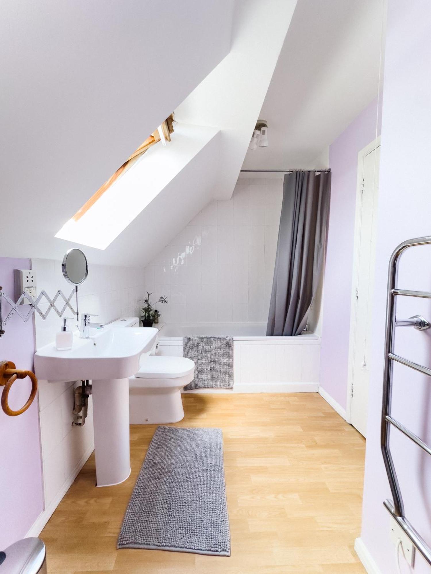 Beautiful Apartment In Guildford With Parking Send Zewnętrze zdjęcie