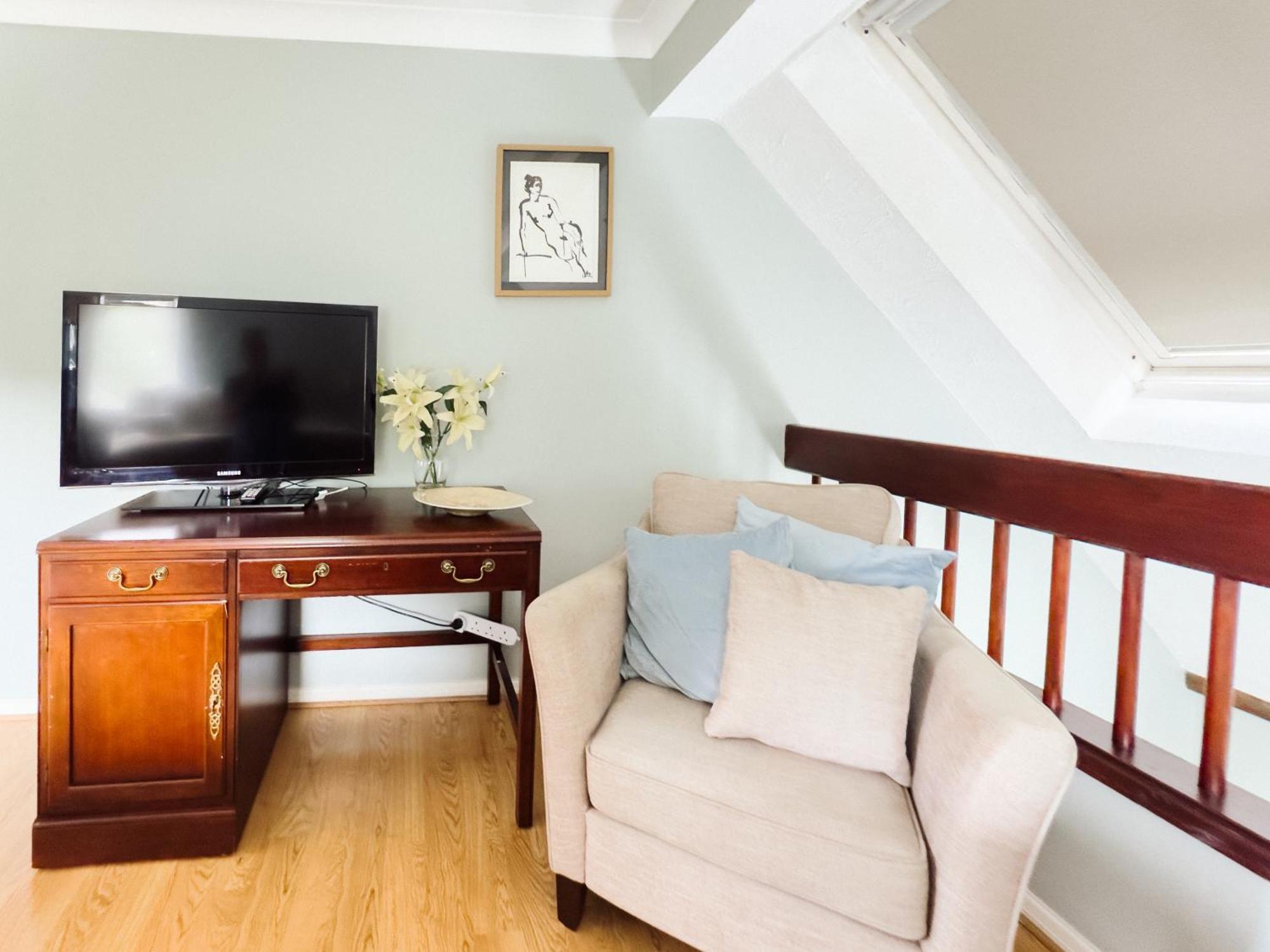 Beautiful Apartment In Guildford With Parking Send Zewnętrze zdjęcie