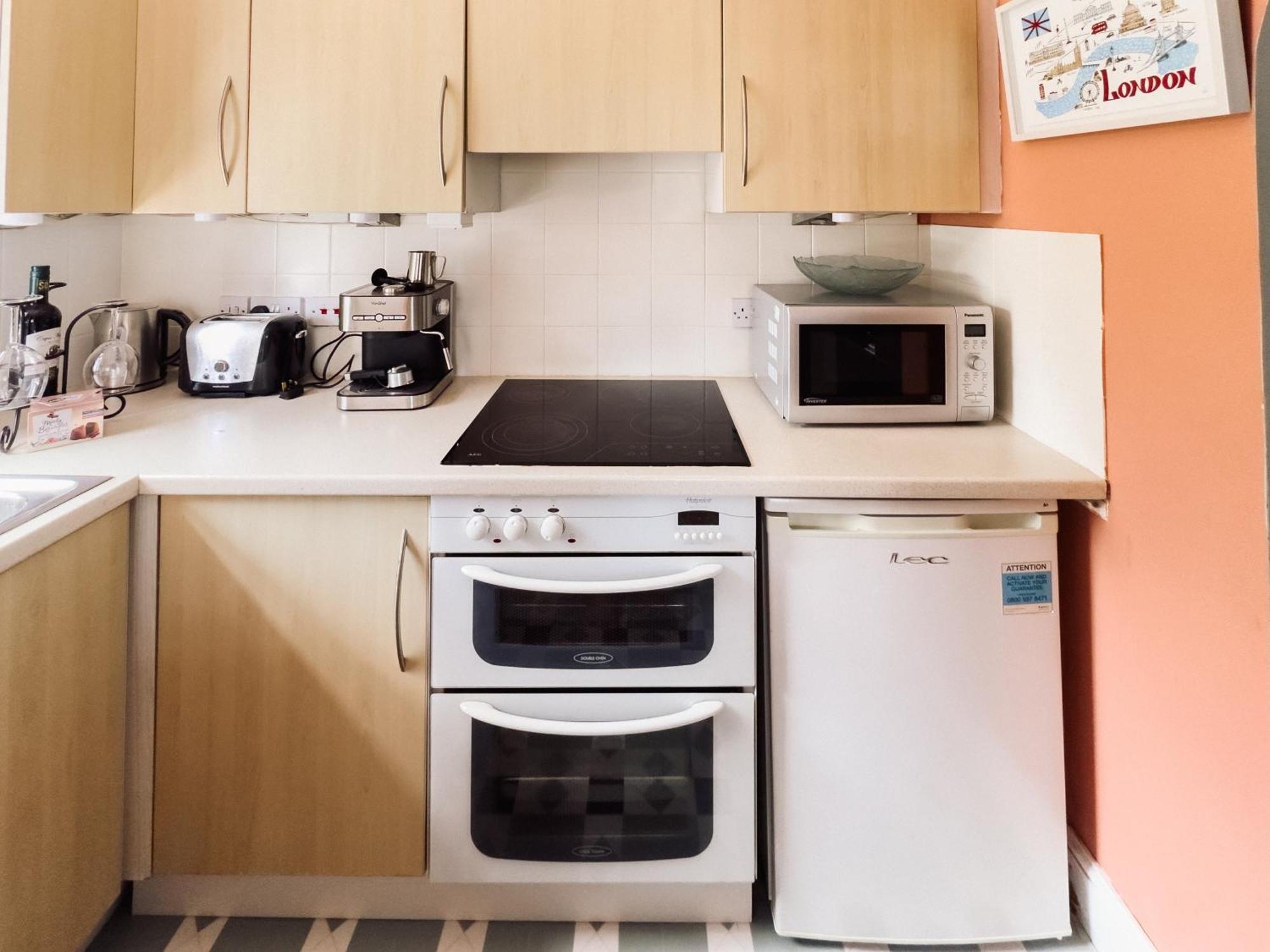 Beautiful Apartment In Guildford With Parking Send Zewnętrze zdjęcie
