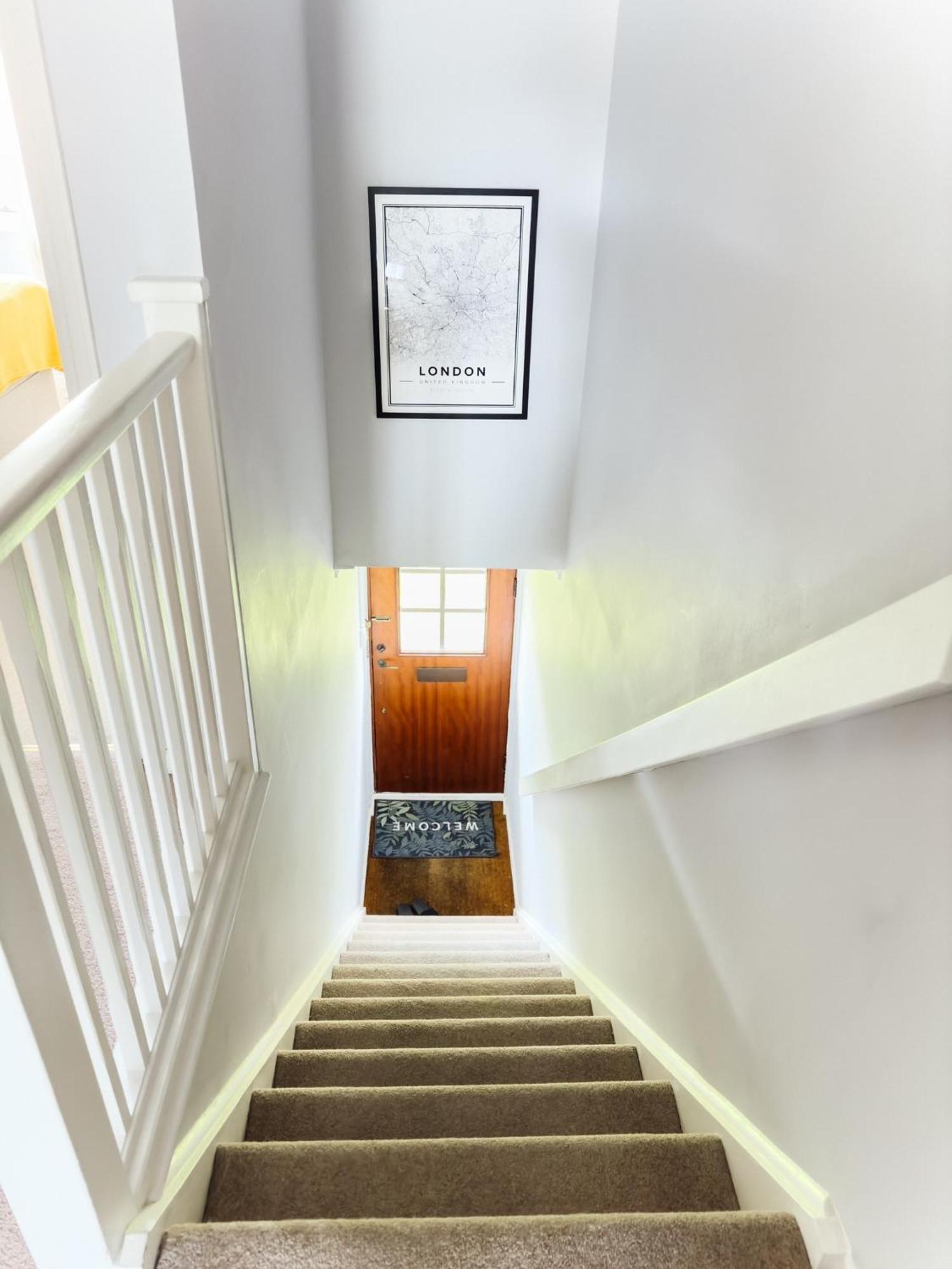 Beautiful Apartment In Guildford With Parking Send Zewnętrze zdjęcie