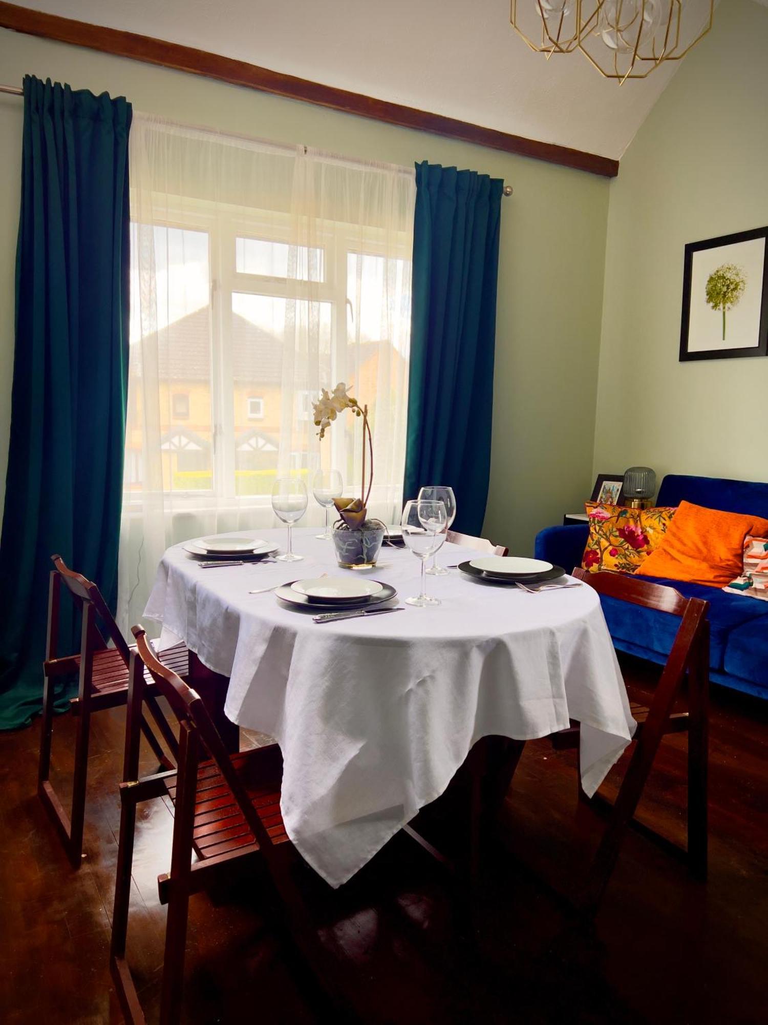 Beautiful Apartment In Guildford With Parking Send Zewnętrze zdjęcie