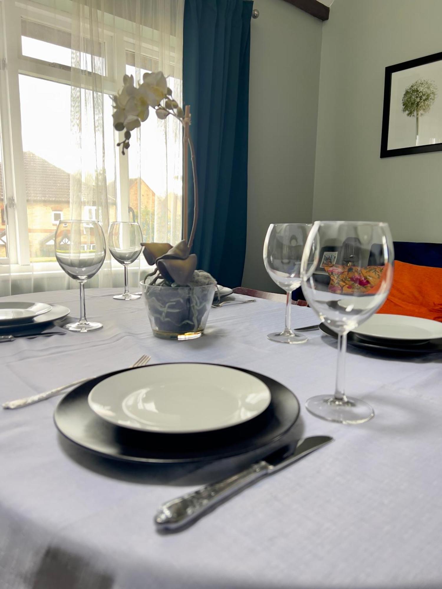 Beautiful Apartment In Guildford With Parking Send Zewnętrze zdjęcie