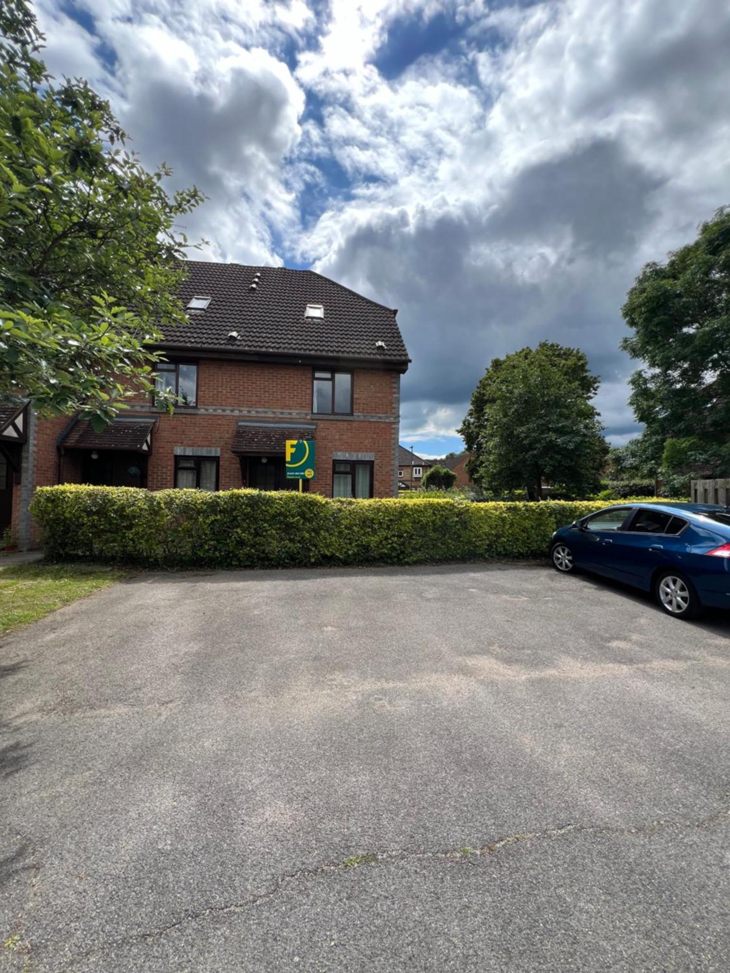 Beautiful Apartment In Guildford With Parking Send Zewnętrze zdjęcie
